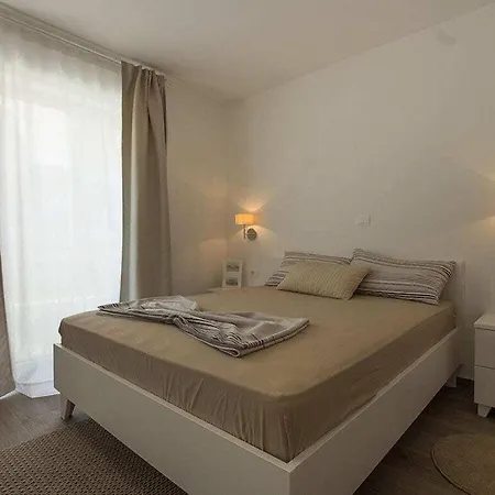 Marena With Private Pool, 1 Km Beach Villa Ližnjan